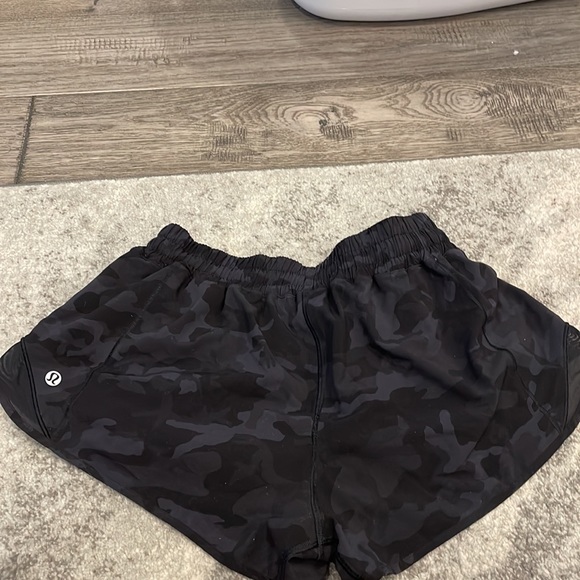 Lululemon black camo Hotty Hot Low-Rise Lined Short 2.5" in size 8. - Picture 5 of 6